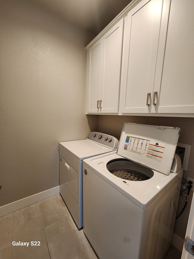 Building Photo - Beautiful two story home in the great neig...
