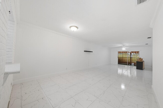 Building Photo - 1443 SW 27th Ave