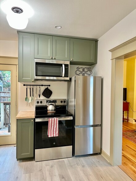 Building Photo - 729 NE Shaver St