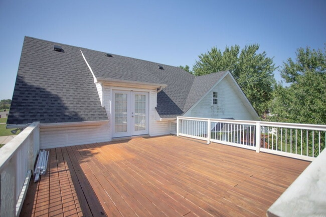 Building Photo - "Charming 4-Bedroom Retreat with Guest Suite & 3 Baths in Murfreesboro!"