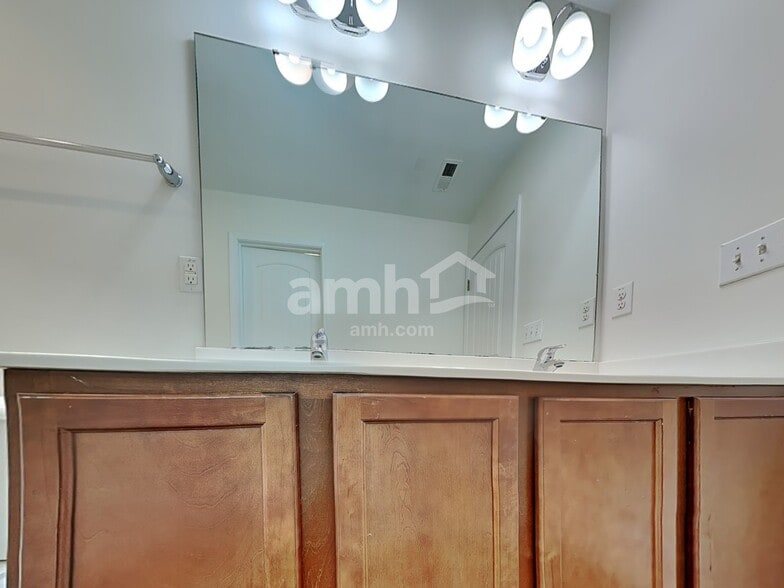 Building Photo - 4483 Middletown Dr