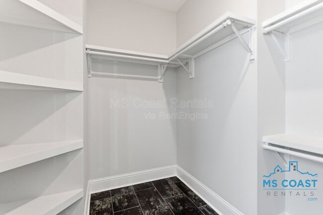 Building Photo - 15334 Oak Creek Cove