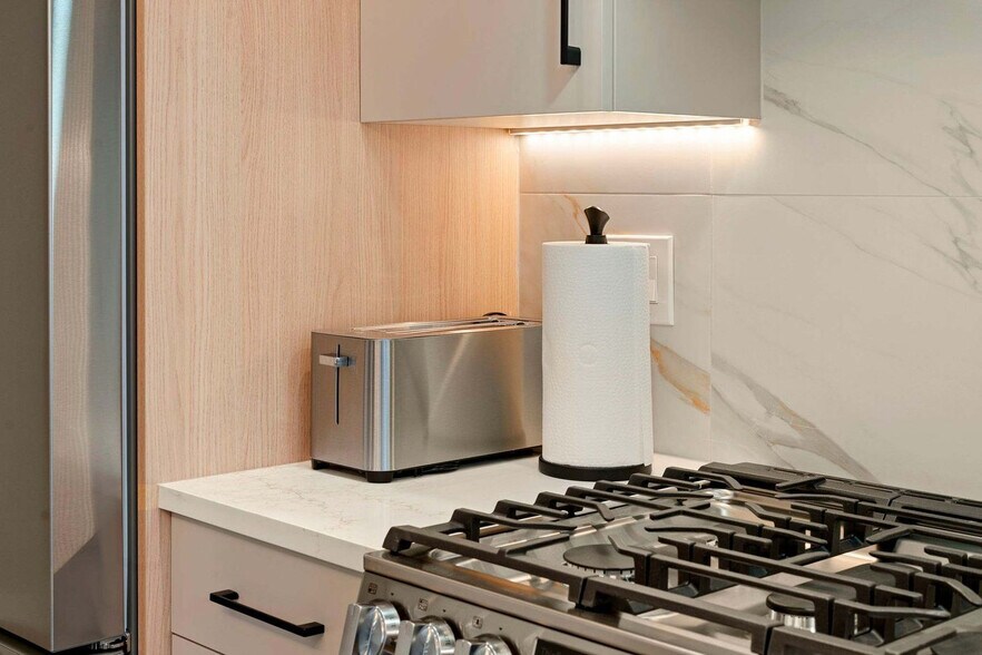 Building Photo - 801 S Western Ave