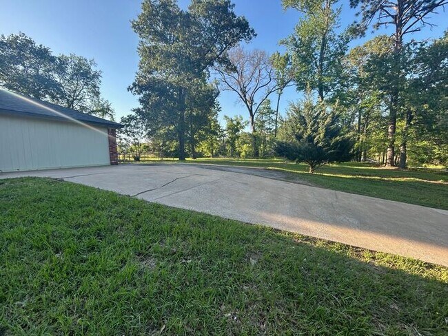 Building Photo - Lakeside Dream Home: Fully Remodeled 4BD/2BA Near Loop 323