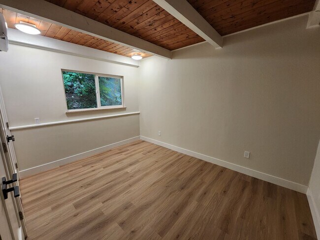 Building Photo - Beautifully Remodeled 2 bed 1 bath unit in...