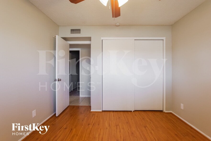 Building Photo - 4710 W Paradise Ln