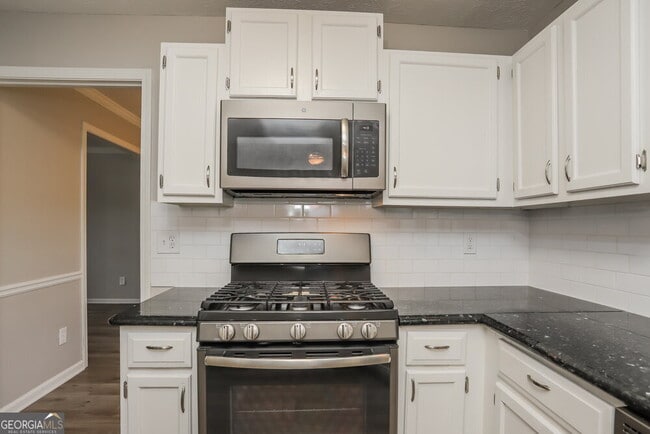 Building Photo - 2057 Wedgewood Dr