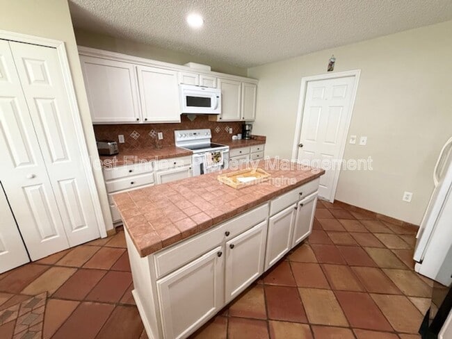 Building Photo - 47 Reeding Ridge Dr W