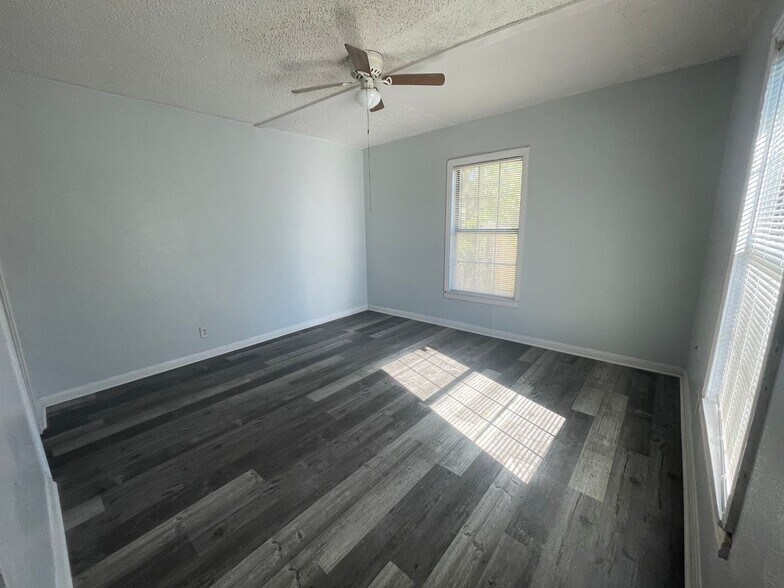 Building Photo - 1602-1604 N Park St