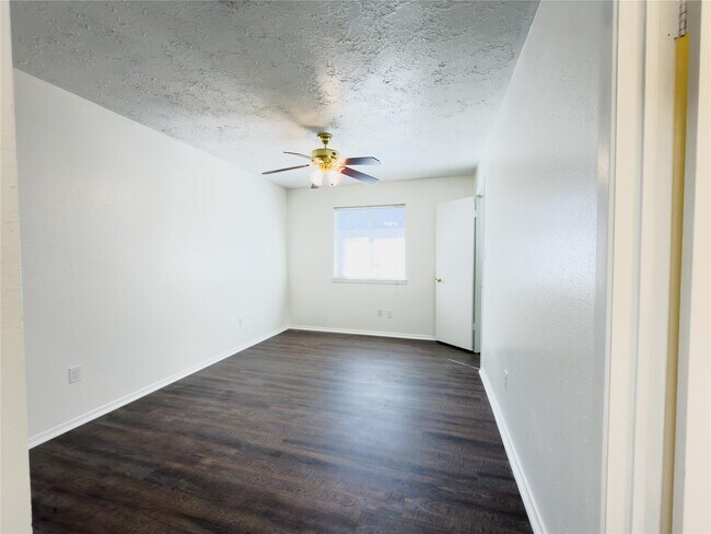 Building Photo - 13610 Piney Oaks Dr