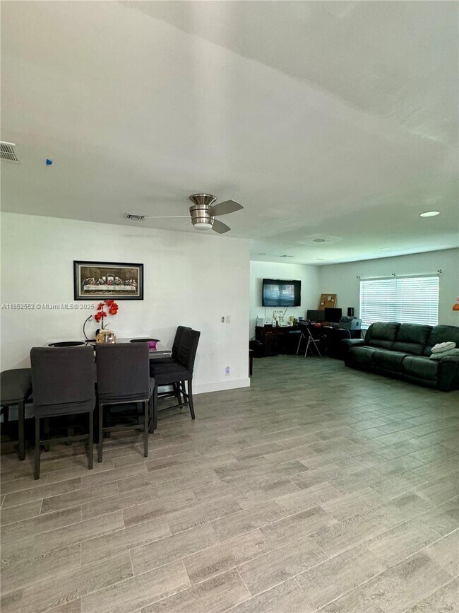 Building Photo - 550 SW 11th Dr