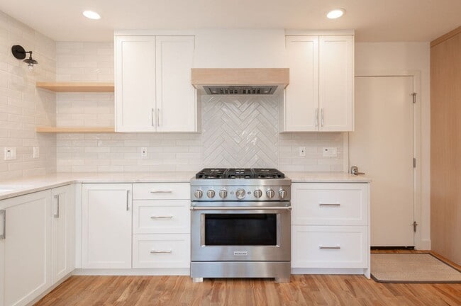 Building Photo - Quintessential Bend Living - 3 Bed | 2 Bat...