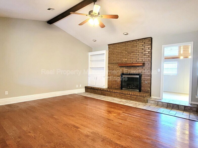 Building Photo - 740 Royal Ln