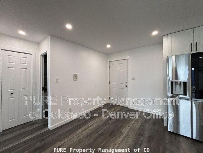 Building Photo - 1150 Golden Cir