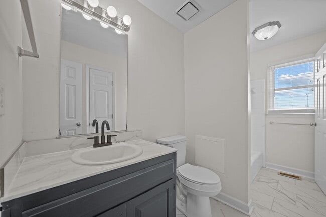 Building Photo - 340 Circle Dr