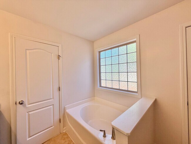 Building Photo - Newly Remodeled 4BD, 2.5BA Raleigh Corner-...