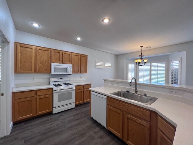 Building Photo - Freshly Upgraded 55+ Sun City Anthem