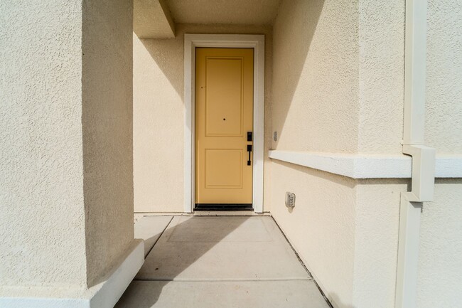 Building Photo - BEAUTIFUL 5BR 3BATH