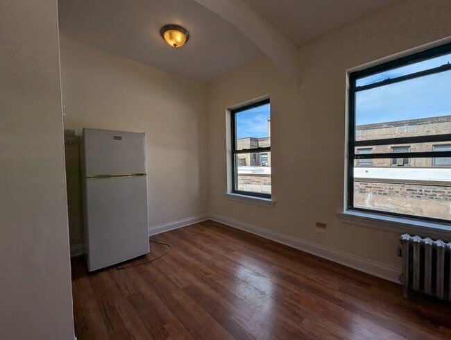 Building Photo - 5417 N Kenmore Ave