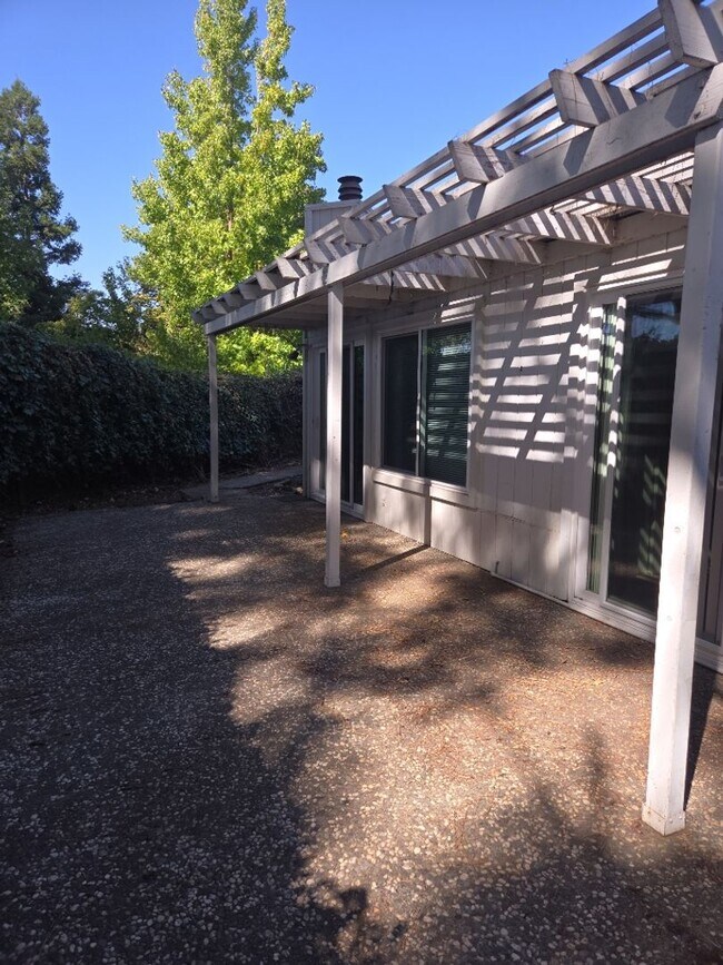 Building Photo - Charming Single Story 3 Bed 2 Bath House