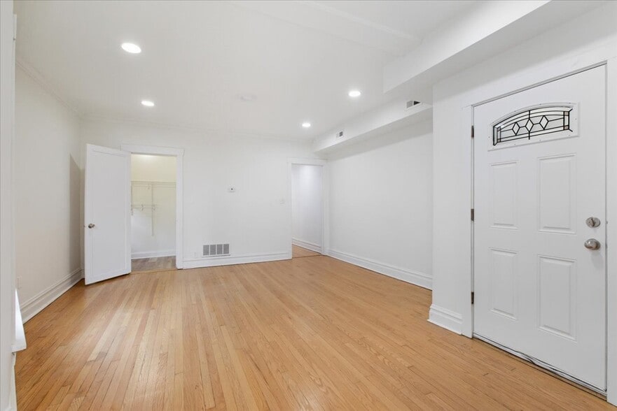 Building Photo - 3818 W Irving Park Rd