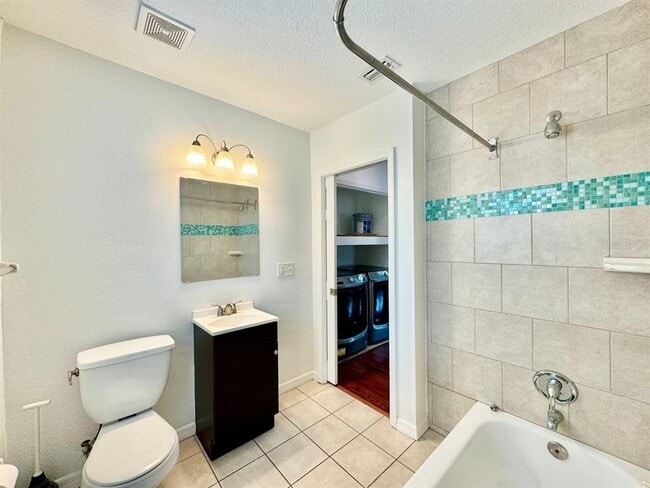 Building Photo - 809 W Hiawatha St