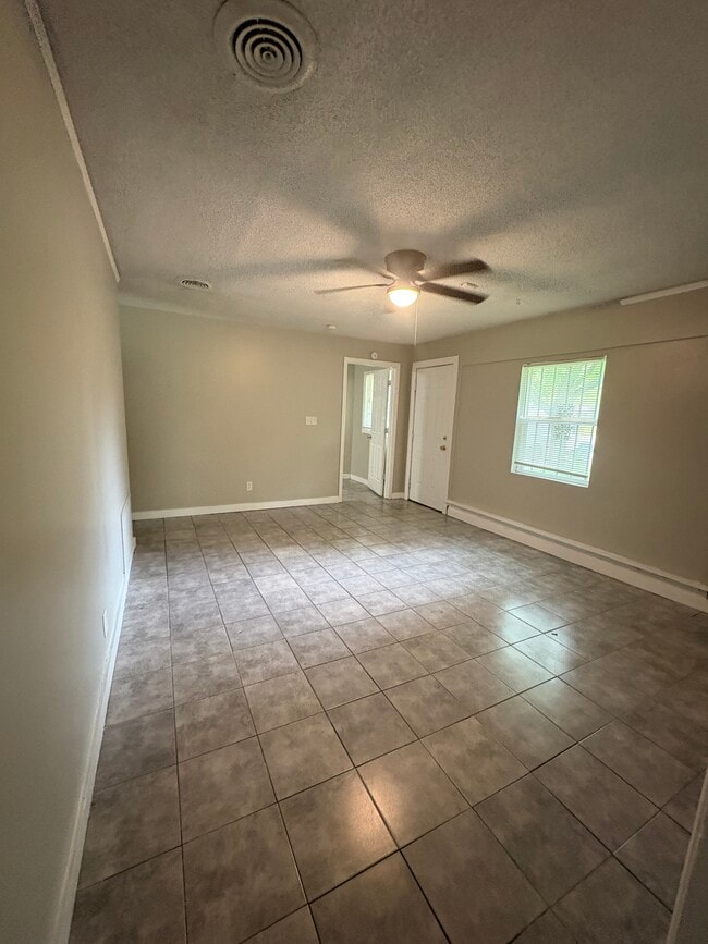 Building Photo - 3902 Wesley Dr