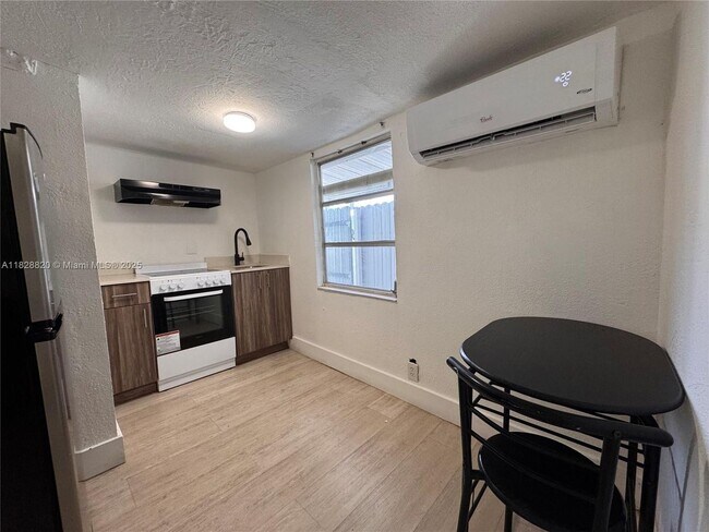 Building Photo - 2796 SW 34th Ct