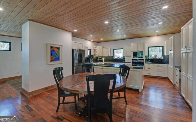 Building Photo - 675 Freedom Heights Dr