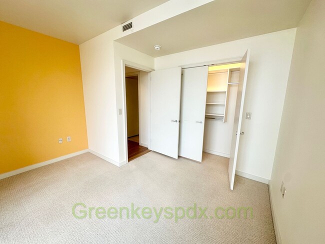 Building Photo - Spacious, open-concept 1-bedroom 16th floo...