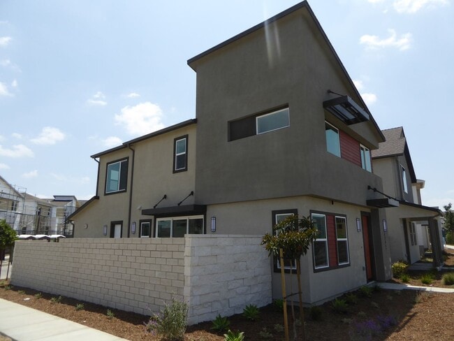 Building Photo - Five Points 3 Bedroom Home in Valencia!