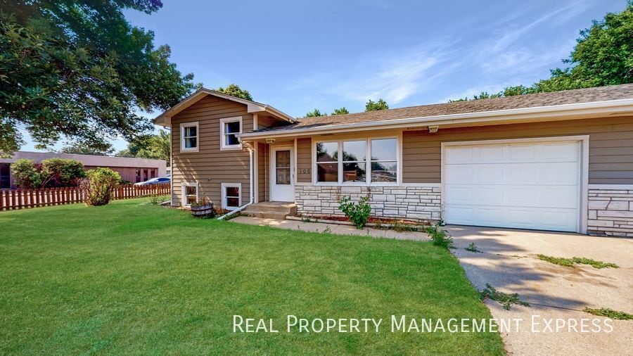 Primary Photo - 3 Bed 2 Bath Duplex w/ Attached Garage