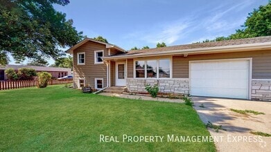 Building Photo - 3 Bed 2 Bath Duplex w/ Attached Garage