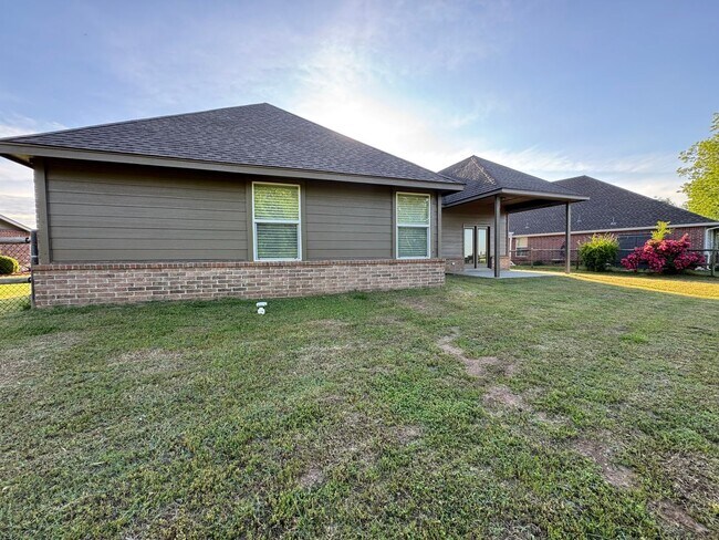Building Photo - Bixby 3 car garage, great lot!