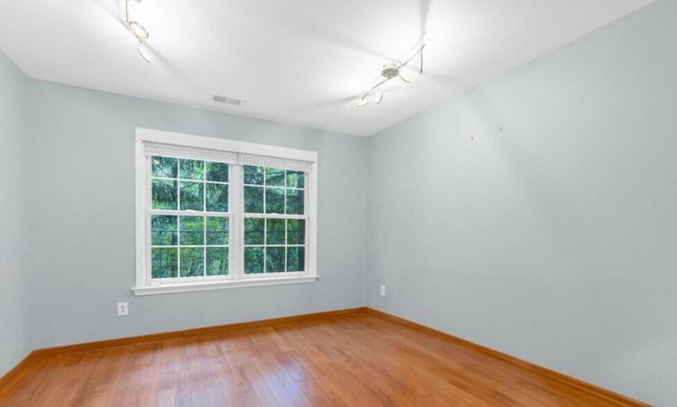 Building Photo - 1312 Waterford Dr