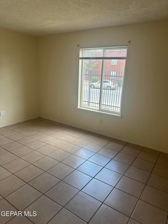 Building Photo - 10425 Ashwood Dr