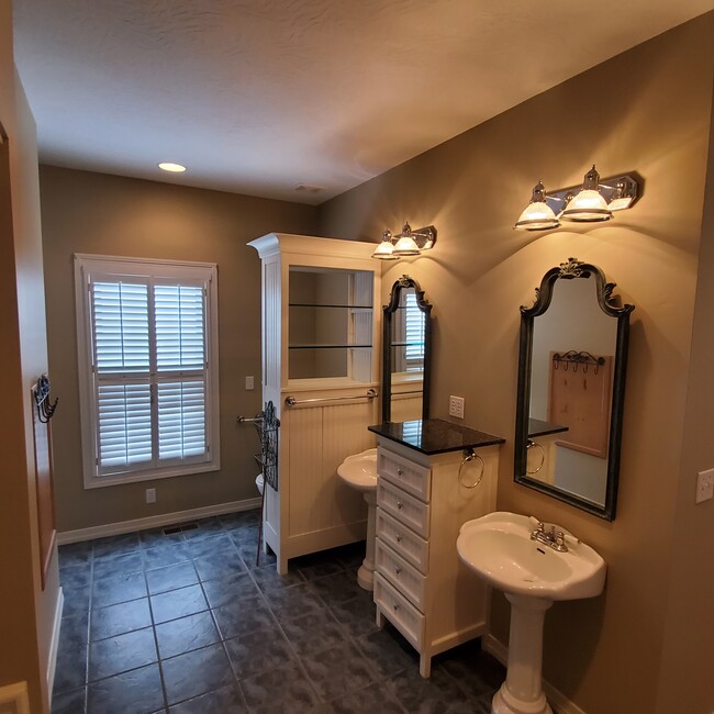 masterbath - 4907 S Buckingham Ln