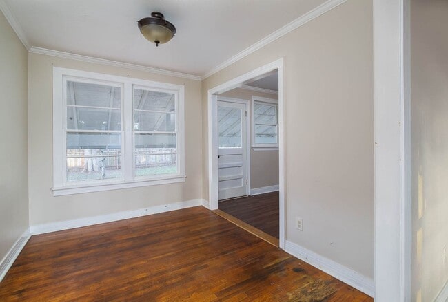 Building Photo - 2/1 Close to everything!!