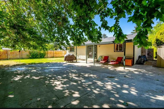 Building Photo - 7113 W Arrowhead Ave