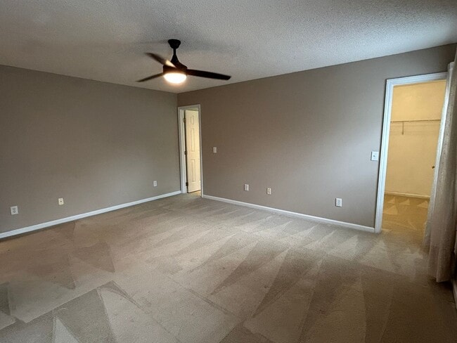 Building Photo - Charming home nestled in Courtney Pines with full fenced backyard!