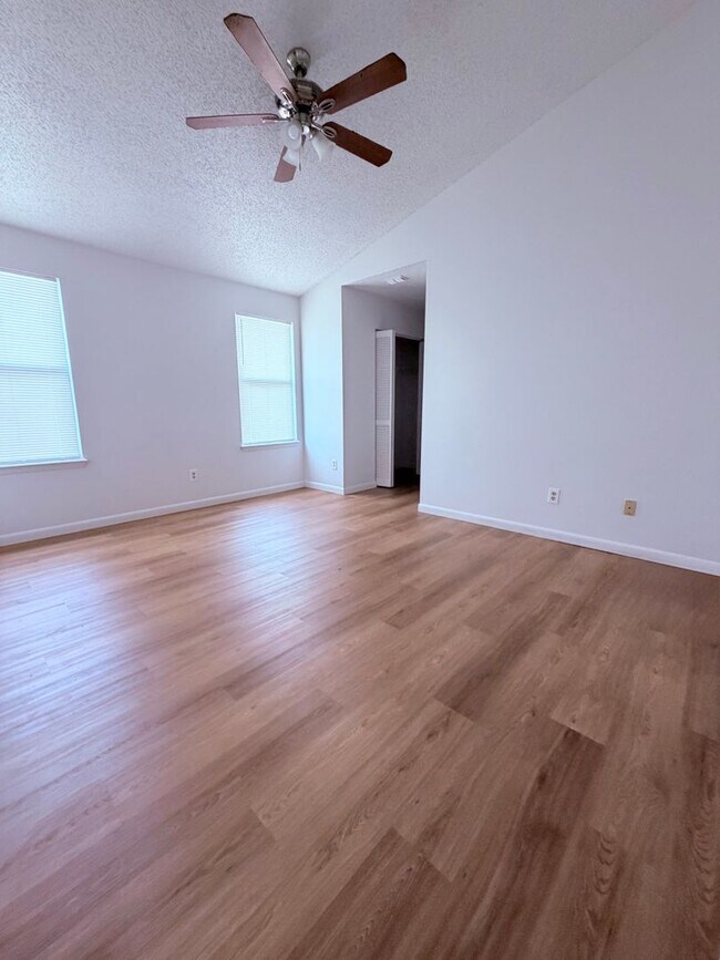 Building Photo - Charming updated & move in ready!