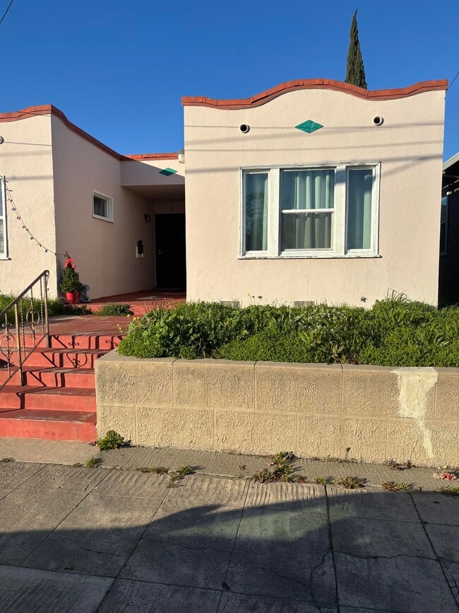 Building Photo - 4 W 7th St