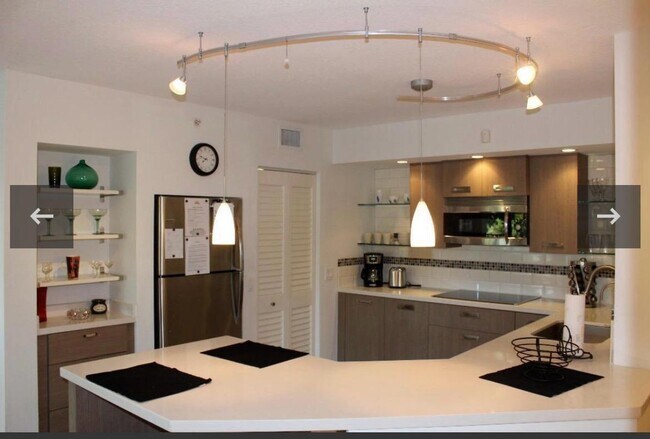 Building Photo - 808 Villa Cir