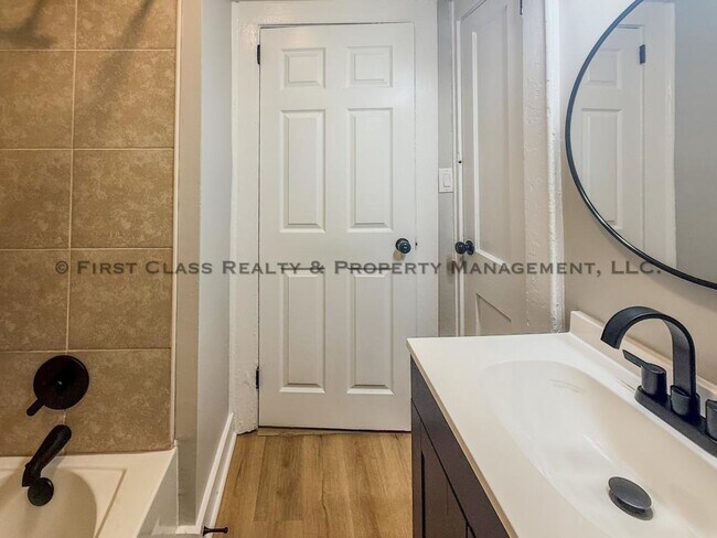 Building Photo - 1108 Henderson Ave