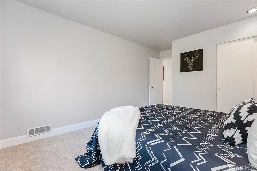 Building Photo - 9800 Roosevelt Way NE
