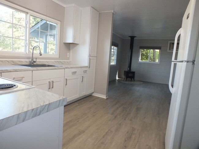 Building Photo - Placerville 2/1 with garage and small yard...
