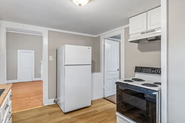 Building Photo - UNCG area with 3 bedrooms and 1 bath, Cent...