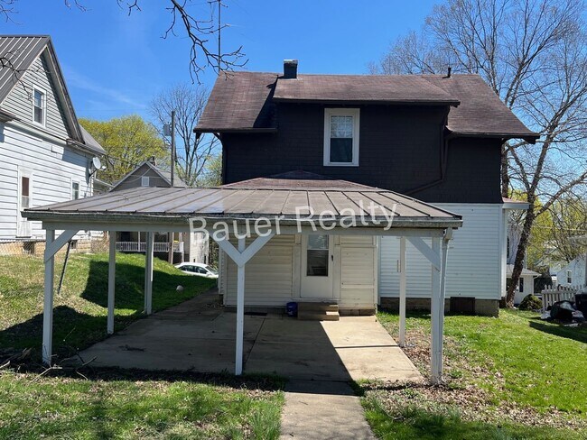 Building Photo - Three bedrooms, one and a half baths