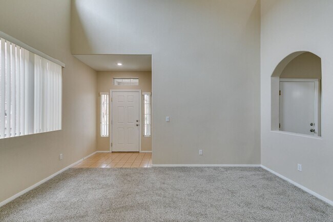Building Photo - Beautiful 2-story home featuring 4 bedroom...