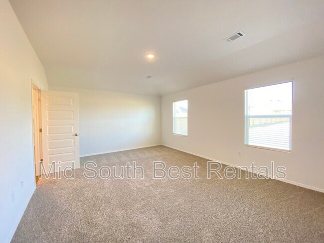 Building Photo - 36 Kelton Ln